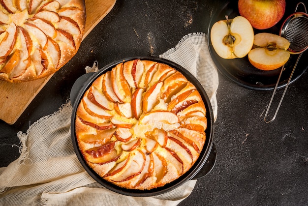 Torta de maçã em uma frigideira de ferro fundido