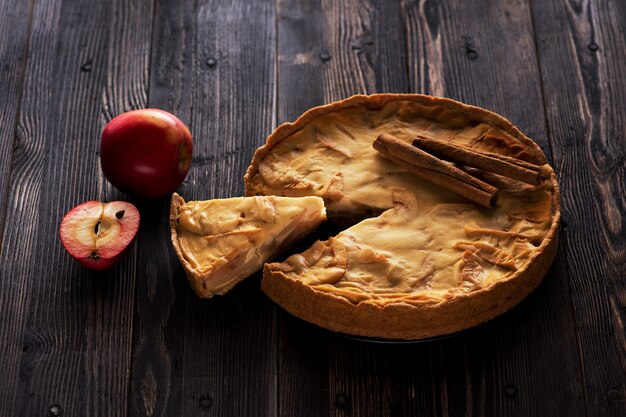 Torta de maçã. Fundo escuro. Cozimento caseiro de conceito para as férias.