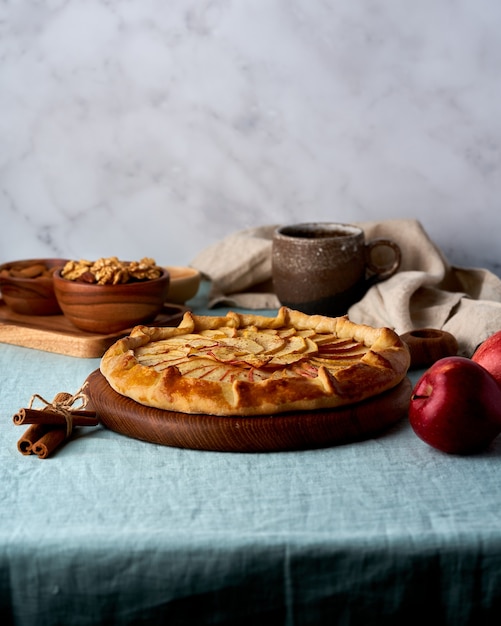 Torta de maçã, galette com frutas, tortas doces em toalha de mesa verde escura, vertical