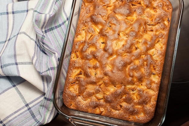 Torta de maçã Lattice assada em casa na mesa de madeira