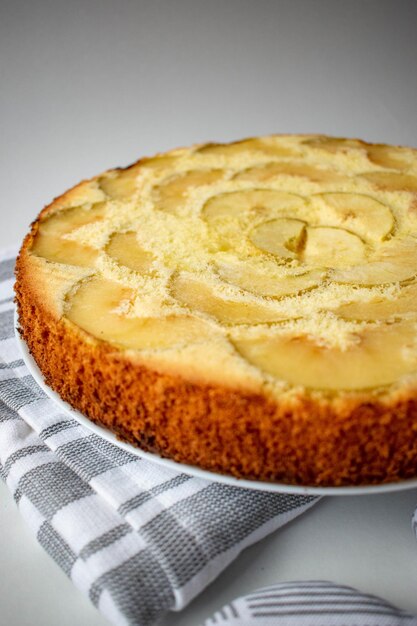 Foto torta de maçã no fundo branco