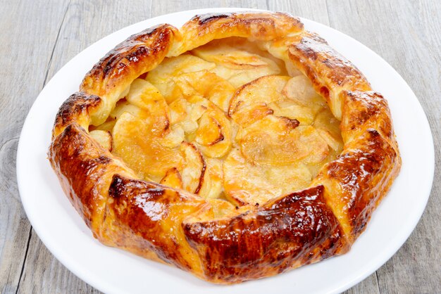 Torta de maçã no prato branco na mesa