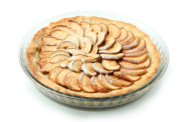 Torta de maçã no prato isolado no fundo branco