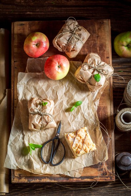Torta de maçã rústica e saborosa para viagem feita com frutas