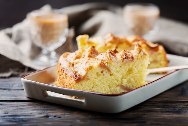 Torta de maçã rústica na mesa de madeira, foco seletivo