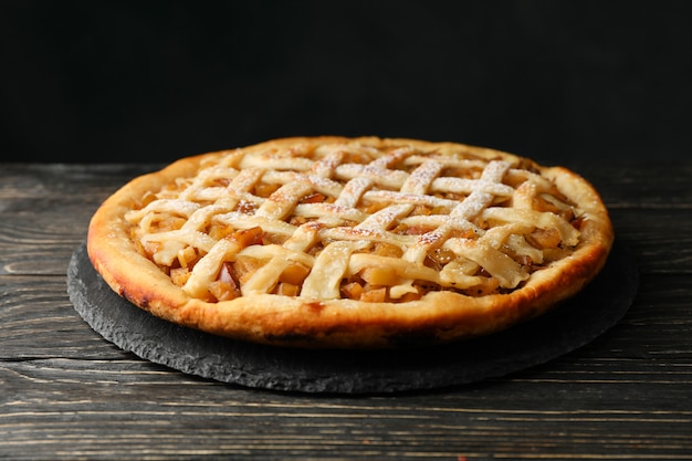 Torta de maçã saborosa no fundo de madeira