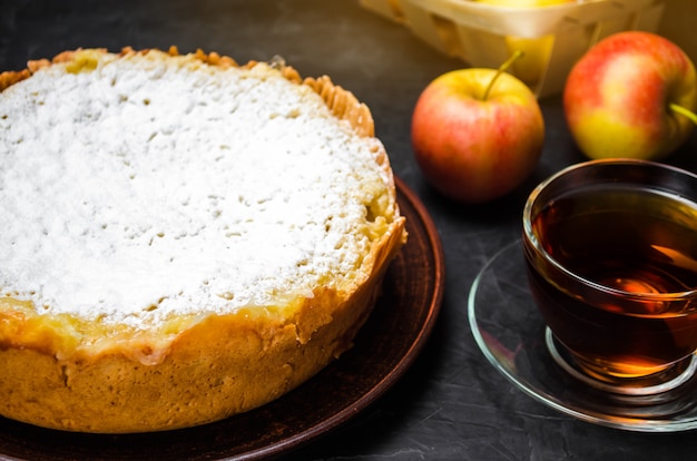 Torta de maçã tradicional com creme de baunilha. polonês charlotte. uma sobremesa britânica favorita.