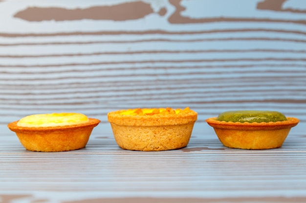 Torta de manga Torta de ovo e torta de nata cozida no vapor em uma madeira com espaço de cópia