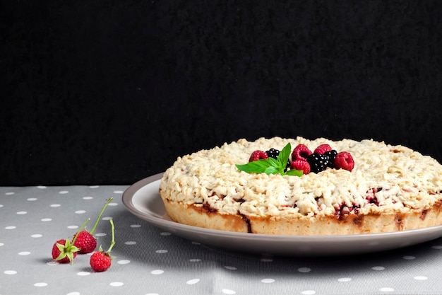 Torta de massa quebrada caseira berry com crumble no prato