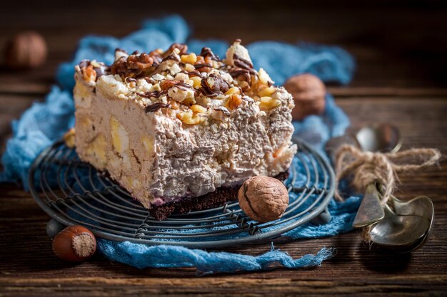 Torta de merengue caseira com nozes e chocolate