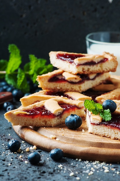 Torta de mirtilo caseira com hortelã