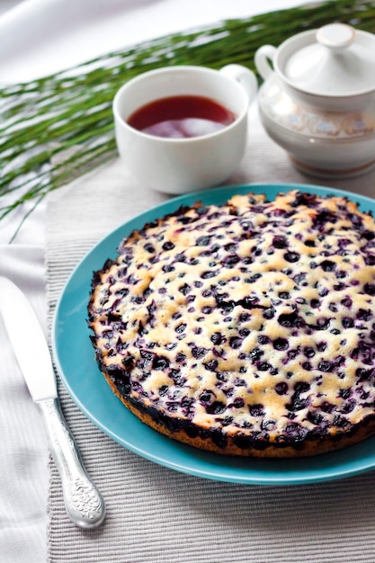 Torta de mirtilo caseira no prato azul