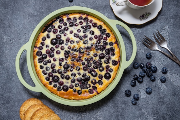 Torta de mirtilo, torta na assadeira de silicone, na superfície cinza