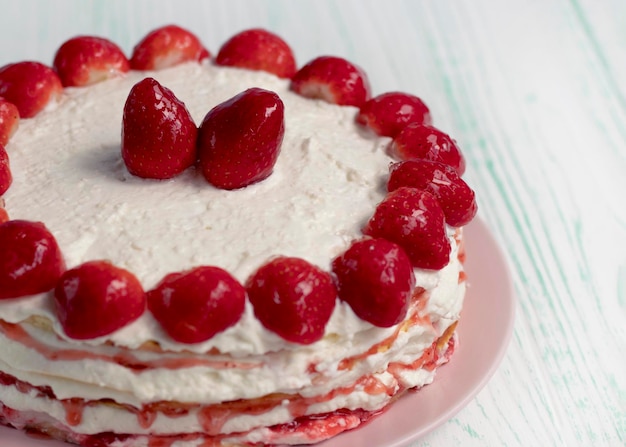 Foto torta de morango adornada com morangos frescos bolo de morango caseiro