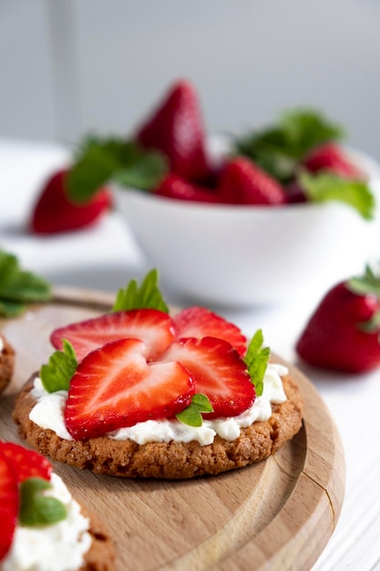 Torta de morango caseira com biscoito de aveia e chantilly Receita de bolo de frutas vermelhas para café da manhã ou férias Sobremesa leve de verão