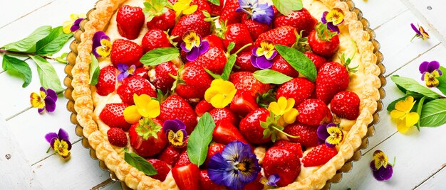 Torta de morango decorada com folhas de hortelã e flores