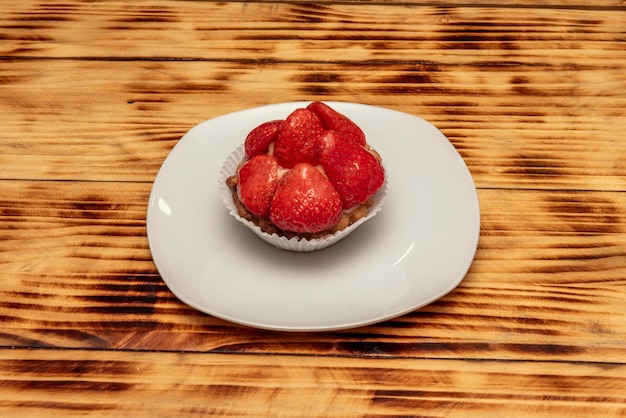 Foto torta de morango é uma das clássicas tortas de frutas que vem em várias formas com a camada superior geralmente feita de maçãs é uma sobremesa muito comum em toda a europa