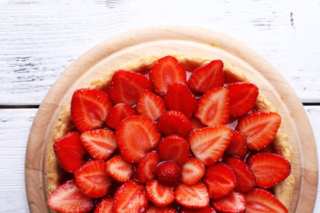 Torta de morango em superfície de madeira colorida