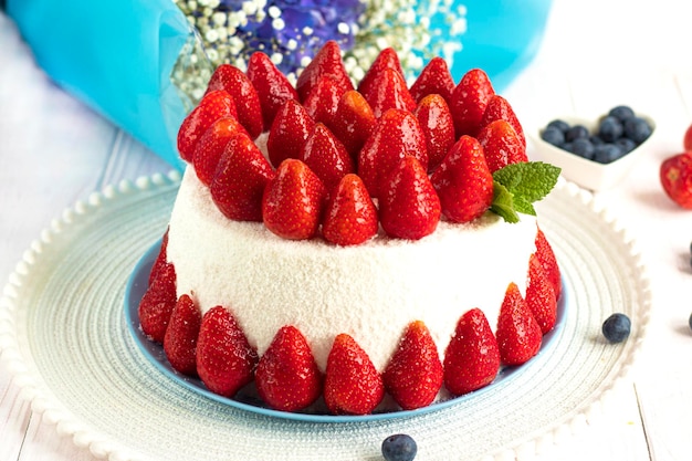 Torta de morango guarnecida com morangos frescos Bolo de morangos caseiro feito de bolo de merengue