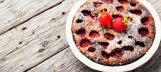 Torta de morango tradicional em mesa de madeira rústica. Torta de morango