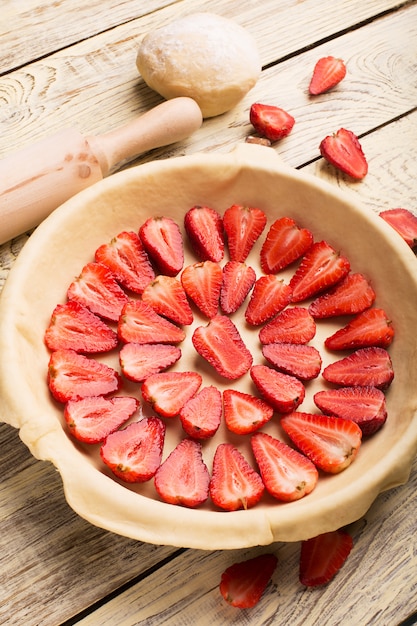 Torta de morangos preparação na mesa de madeira