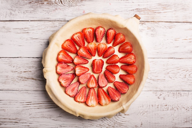 Torta de morangos preparação na mesa de madeira