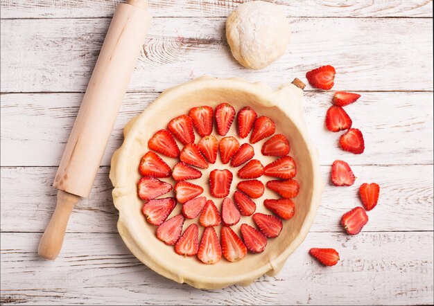 Torta de morangos preparação na mesa de madeira