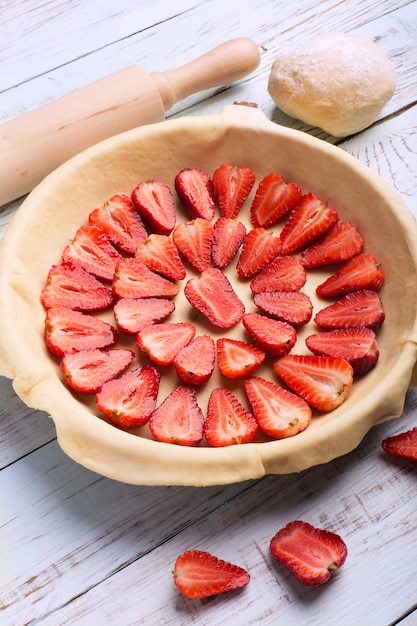 Torta de morangos preparação na mesa de madeira