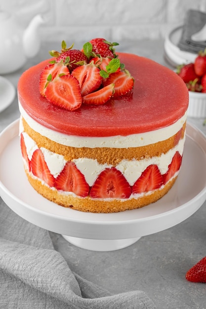 Foto torta de mousse fraisier torta de morango com mousse de torta de esponja e geleia foco seletivo espaço de cópia