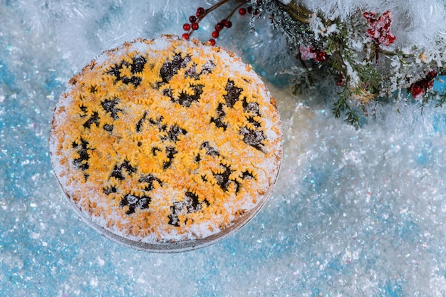 Torta de Natal com flocos de neve na neve gelada.