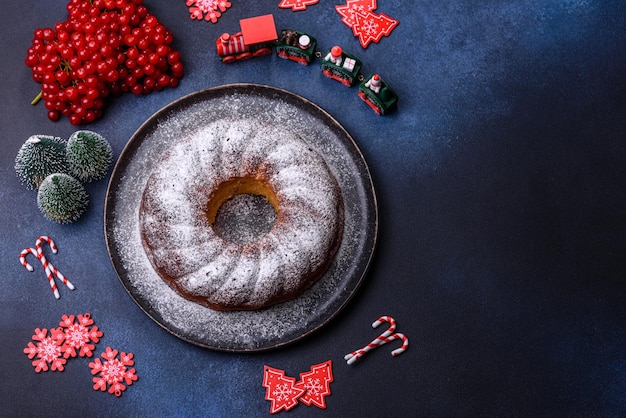 Torta de Natal redonda deliciosa caseira com frutas vermelhas em uma placa de cerâmica