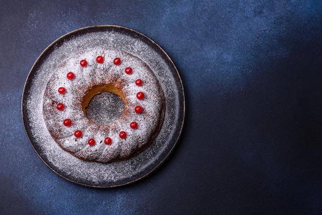 Torta de Natal redonda deliciosa caseira com frutas vermelhas em uma placa de cerâmica