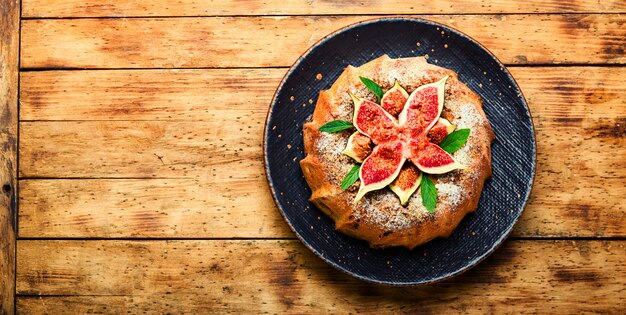 Torta de outono com figos, espaço para texto