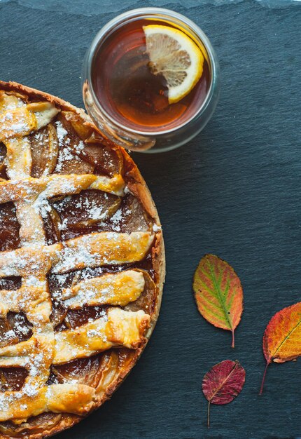 torta de outono com maçãs e biscoitos amanteigados sobremesa doces e xícara de chá atmosfera de aconchego