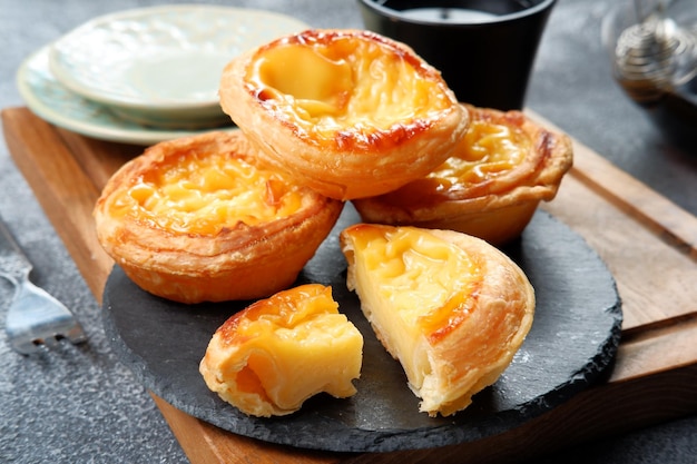 Torta de ovo portuguesa caseira ou pastel de nata ou pastel de belm em fundo escuro