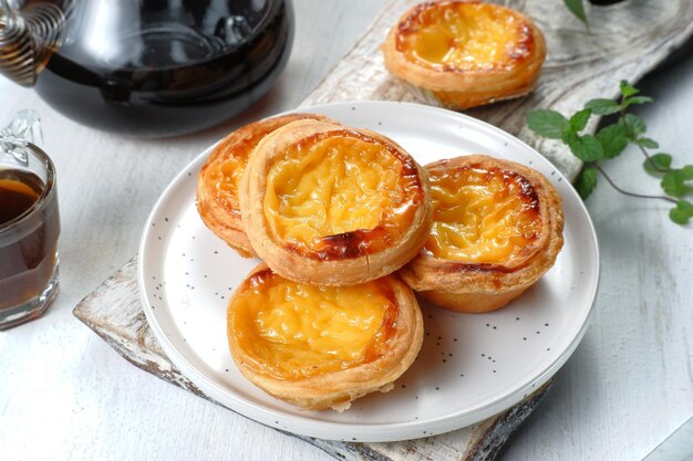 Torta de ovo portuguesa caseira ou Pastel de nata ou pastel de Belm sobre fundo branco