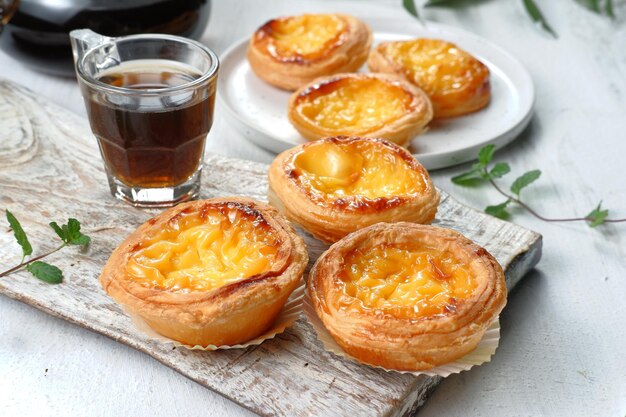 Torta de ovo portuguesa caseira ou Pastel de nata ou pastel de Belm sobre fundo branco