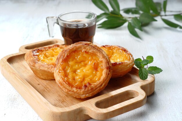 Torta de ovo portuguesa caseira ou Pastel de nata ou pastel de Belm sobre fundo branco