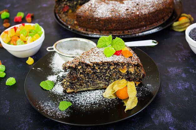 Foto torta de papoula com passas e frutas confitadas