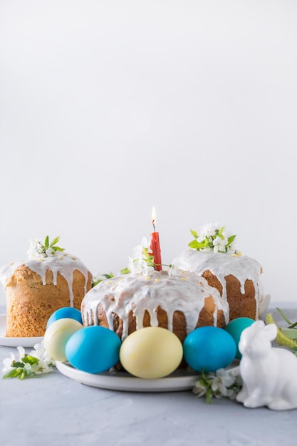 Torta de Páscoa e ovos tradicionais coloridos Fecha a tradição da religião cristã