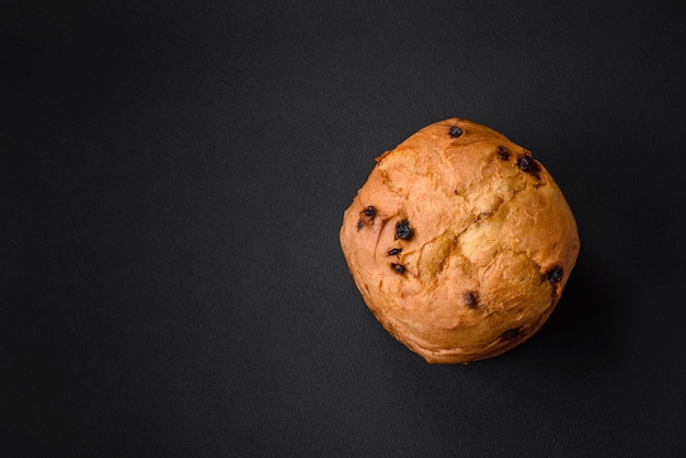 Torta de Páscoa ou panettone com passas e frutas confitadas