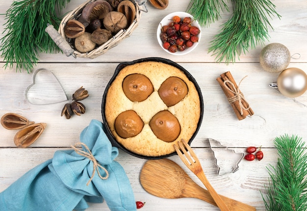 Torta de pêra e biscoitos no fundo do Natal