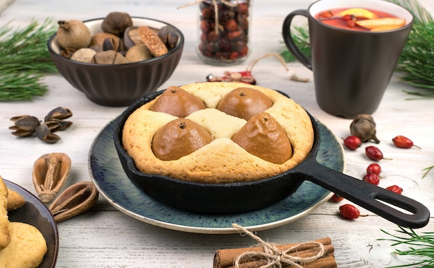 Torta de pêra e biscoitos no fundo do natal