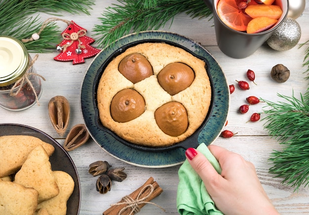 Torta de pêra e biscoitos no fundo do Natal