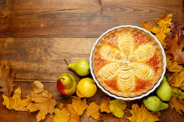 Torta de pera orgânica fresca bonita