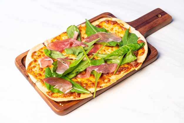 Torta de presunto de parma flambe e pizza de rúcula