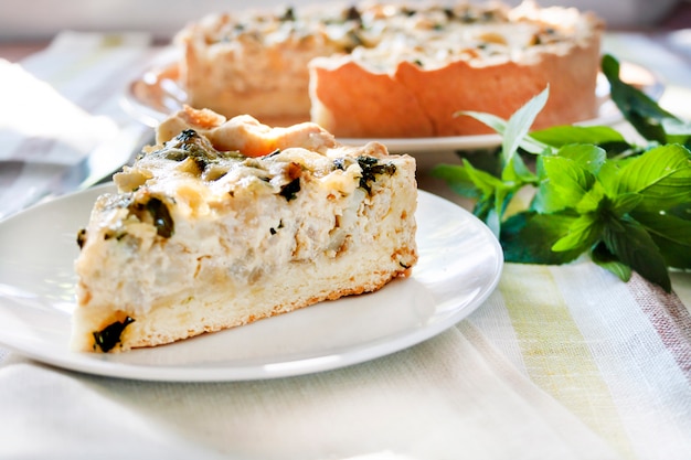 Torta de queijo com couve-flor e hortelã