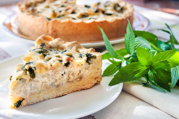 Torta de queijo com couve-flor e hortelã