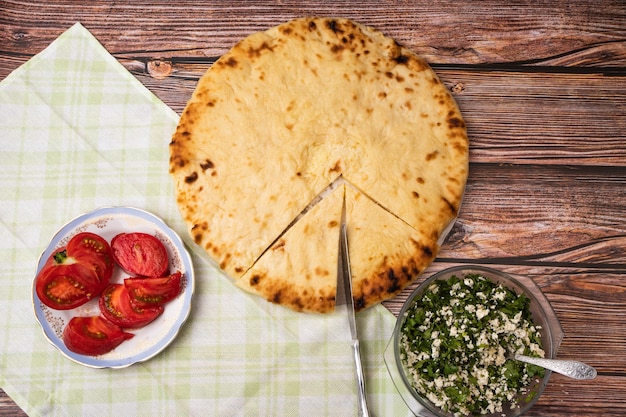 Torta de queijo cottage ossétia com ervas closeup comida nacional