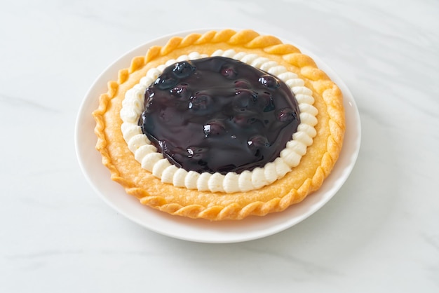 Torta de queijo de mirtilo na chapa branca